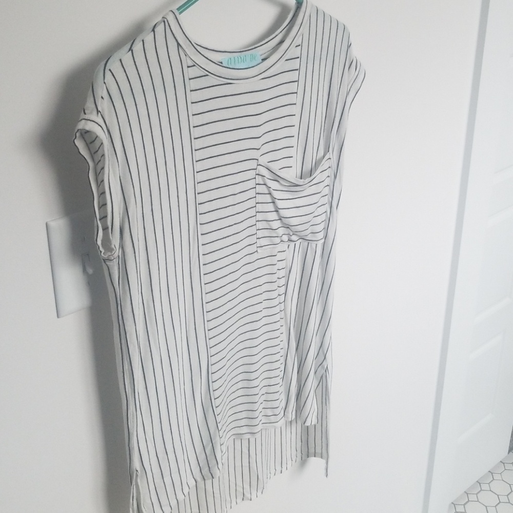 Adorable classy top.